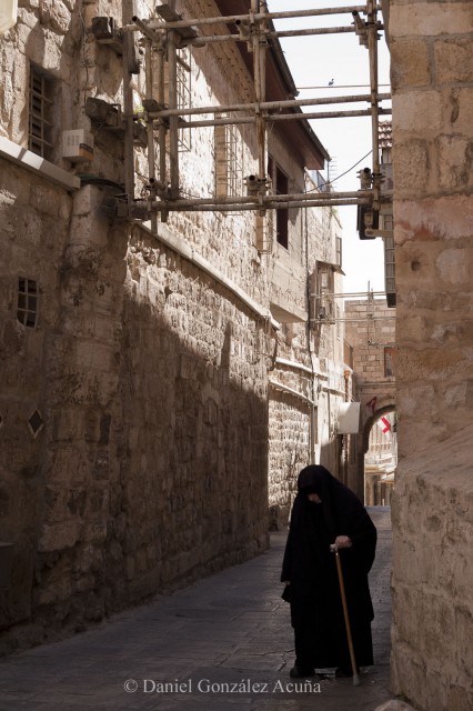 Anciana camina por una calle del barrio cristiano de Jerusalén