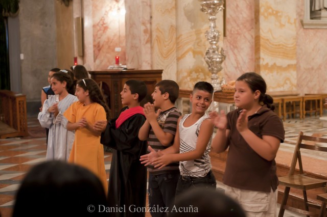 Niños cantando y bailando al final de la Misa